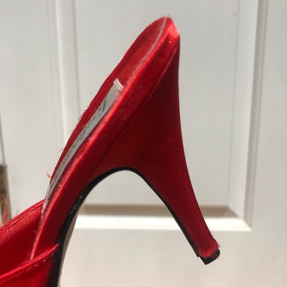 Frederick’s of Hollywood Red Feather Heels - Picture 4 of 5